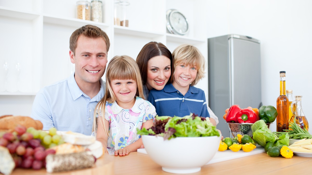 Исследование доходов семьи. Семья обед. Семья петровых состоит из четырех человек ,плюсы и минусы. На питание семьи петровых уходит 30. На питание семьи петровых уходит 30.