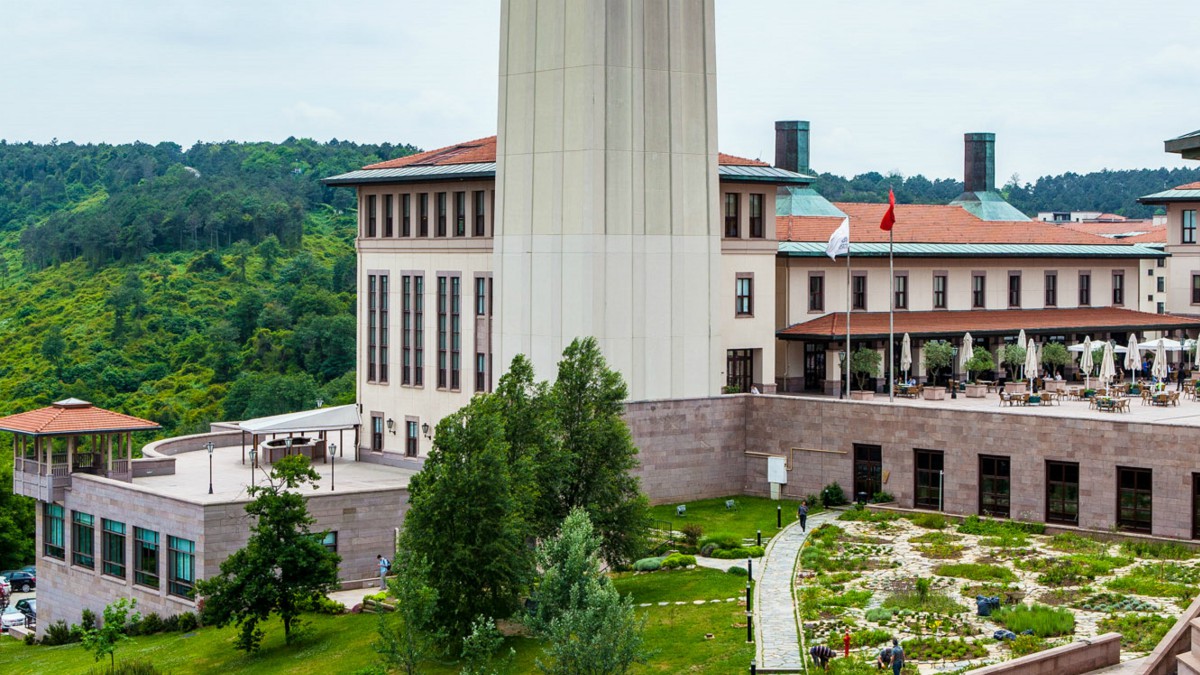 Koc Bayi Koc Universitesi Isletme Enstitusu Dunyanin En Iyileri Arasinda